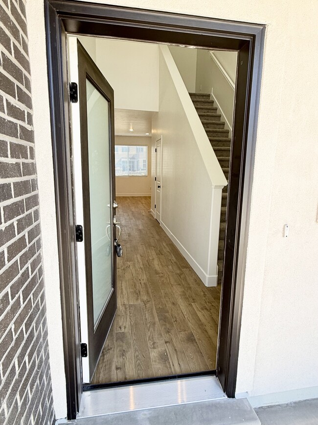 Building Photo - 564 1860 N