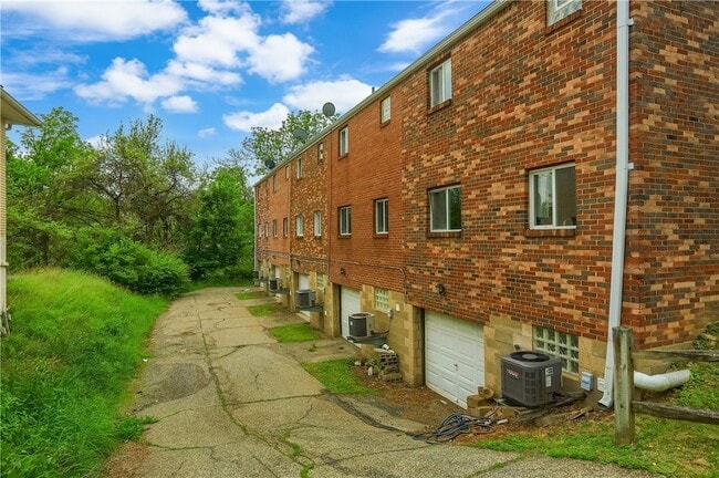 Building Photo - 442 Brierly Ln