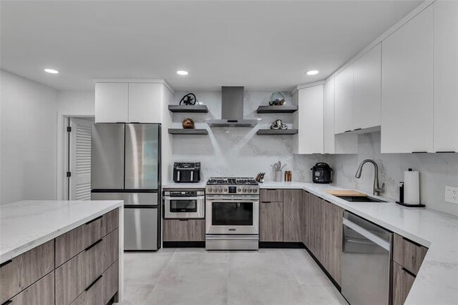 Building Photo - 160 SE 3rd Ct