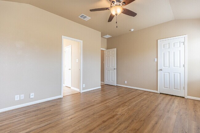 Building Photo - 259 Creekview Way