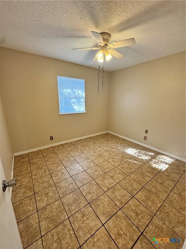 Building Photo - 4602 Dahlia Ln