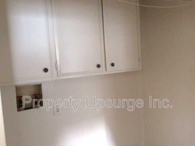 Building Photo - 209 W 10th St