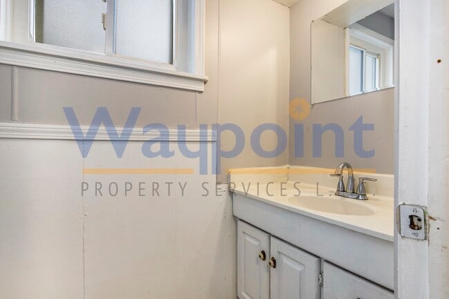 Building Photo - 912 Zeeland Ct NE