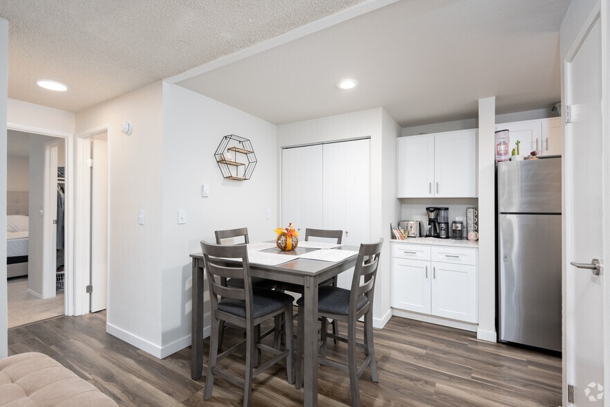 2BD, 1BA - 740 - James
