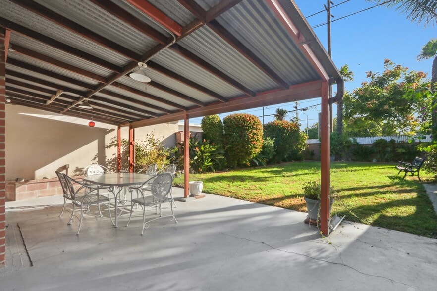 Building Photo - 8426 Alverstone Ave