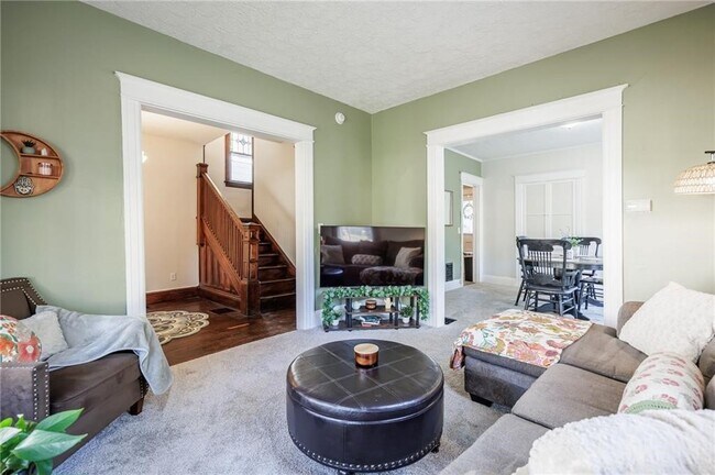 Building Photo - 890 S Goodman St