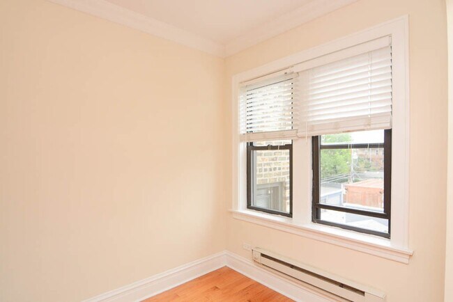 Building Photo - 4742 N Hermitage Ave
