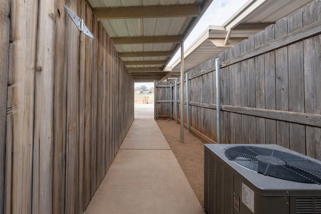 Building Photo - Immaculate 2 Bed, 2 Bath w/Loft Space!