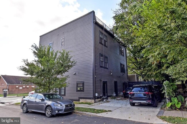 Building Photo - 1540 Levis St NE