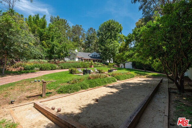 Building Photo - 9305 Hazen Dr