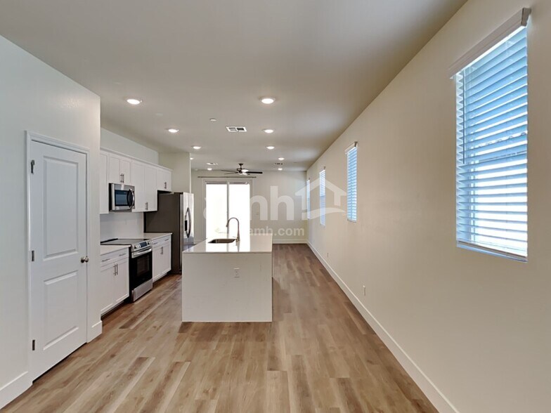 Building Photo - 521 Sacred Lotus Pl