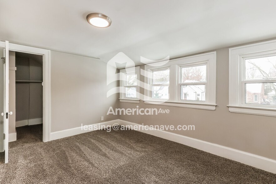 Building Photo - 922 Edgewood Dr