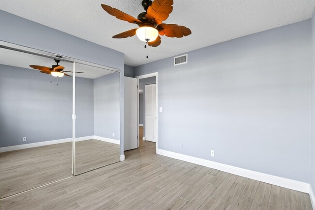 Building Photo - 183 Lake Carol Dr