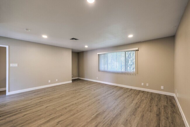 Building Photo - Huge one bedroom condo close community pool and tennis courts.