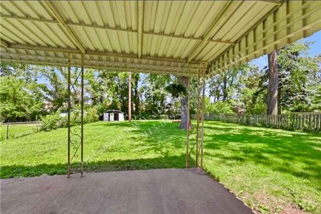 Building Photo - Lovely Ranch in Lenexa-Available NOW!!