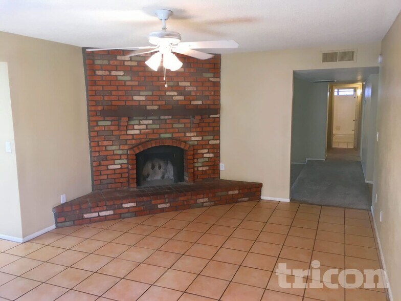 Building Photo - 5819 W Grovers Ave