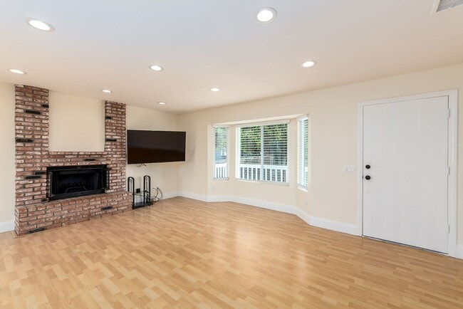 Building Photo - 3bd/2ba Single Story Vista Home With A/C