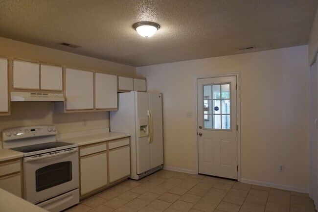 Building Photo - Two Bedroom Two and a Half Bathroom Townhouse located in Marsh Oaks Subdivision