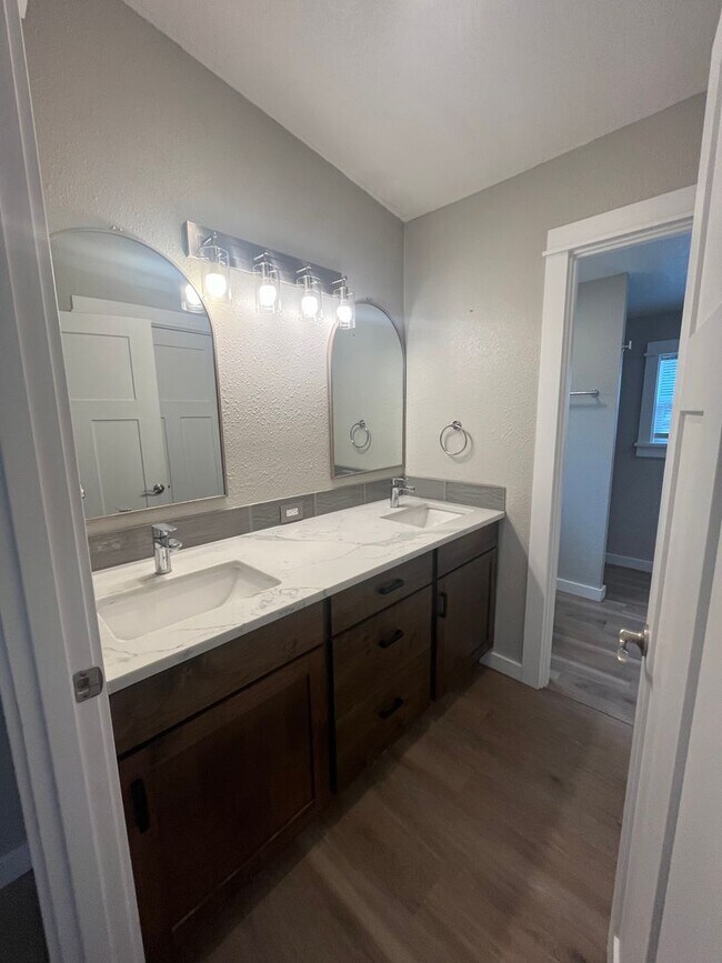 Building Photo - 1625 River Loop 1