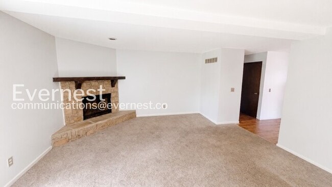 Building Photo - 3 Bed/2.5 Bath Townhome with Fenced Yard / Pets Not Accepted / Vouchers Accepted / Coming Soon!