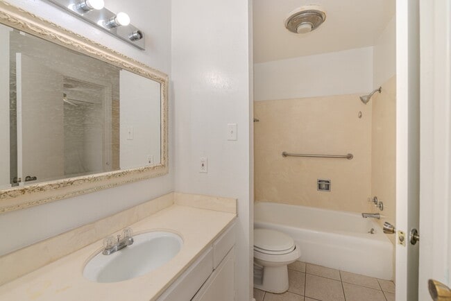 Building Photo - 5975 Townhouse Ln