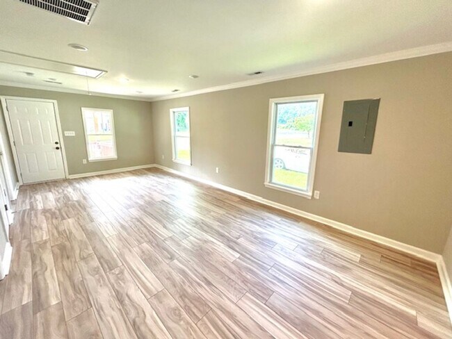 Building Photo - Charming 2 Bedroom Home in North Huntsvill...