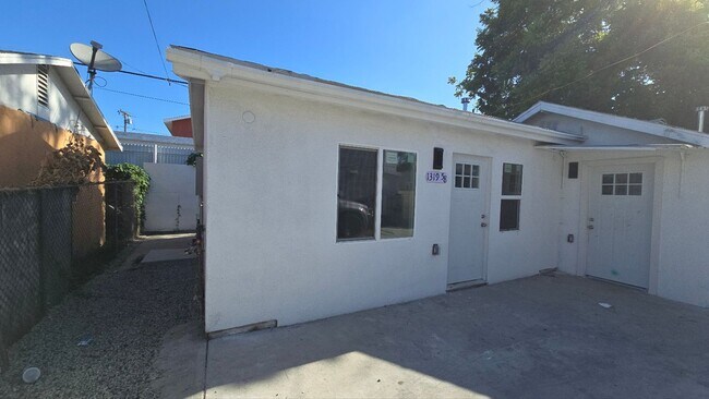 Building Photo - 1319 E 59th Pl