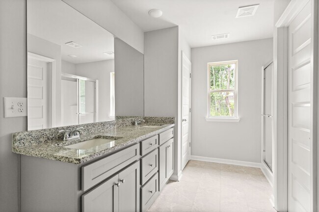 Building Photo - 4 bed / 2.5 bath in Gainesville! Retreat a...