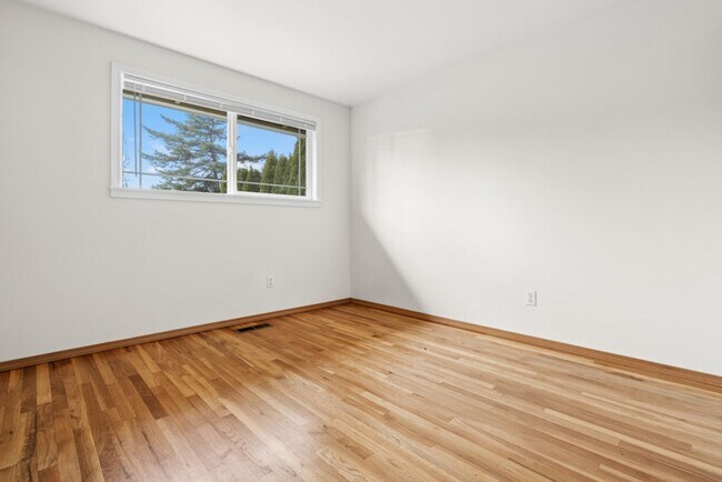 Building Photo - 3Bd/1.75Ba Bellevue House