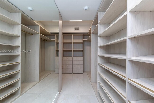 Building Photo - 1300 Brickell Bay Dr