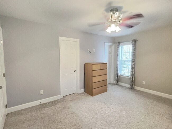 Building Photo - 20 Hollyfield Ln