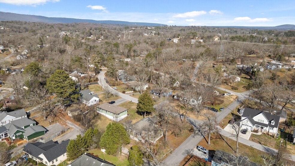 Building Photo - 844 Linden Hall Rd