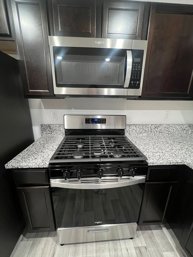 Building Photo - Move in today! 3 bed 2.5 bath 2 story beauty!