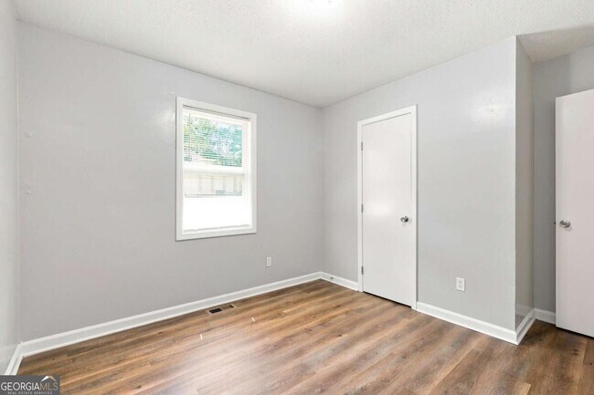 Building Photo - 715 W Creek Cir