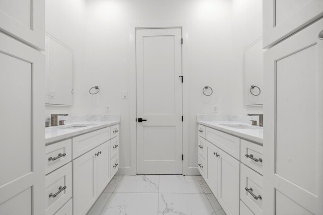 Building Photo - 406 E 33rd St