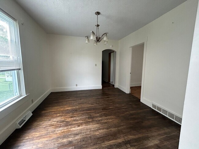 Building Photo - Single Family Home with Spacious Back Yard