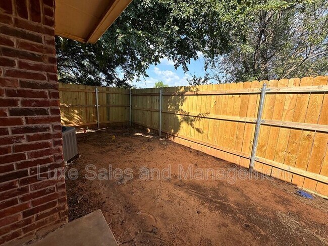 Building Photo - 706 Rockridge Cir