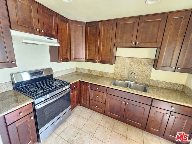 Building Photo - 5264 Cahuenga Blvd