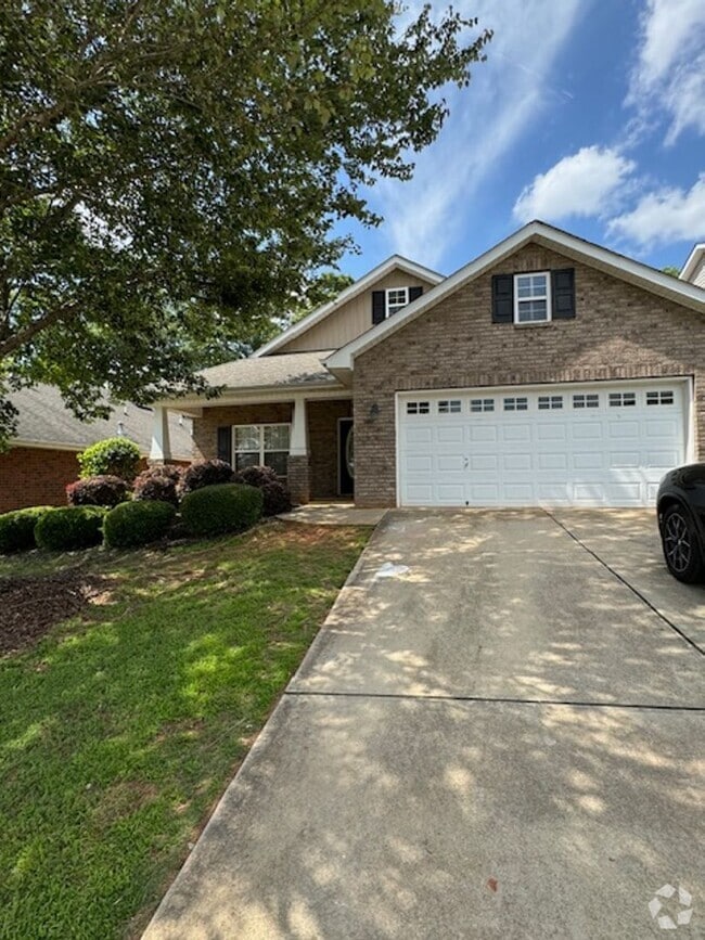 Building Photo - Brick Ranch - 3 Bedrooms & 2 Full baths wi...