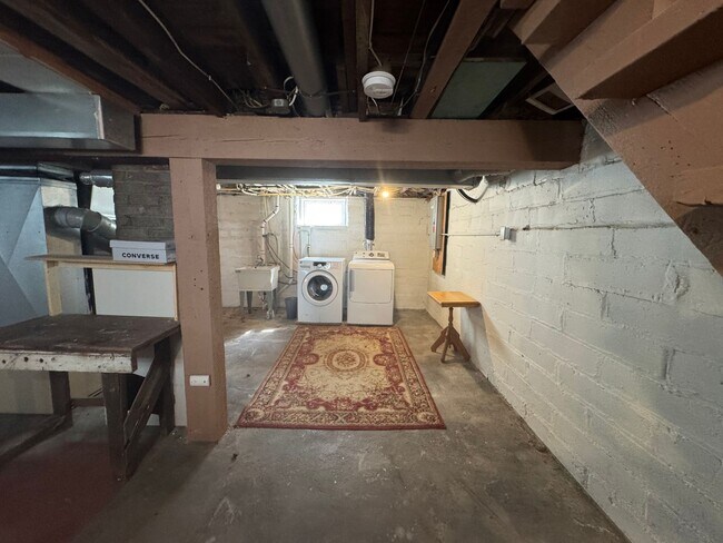 Building Photo - Gorgeous 3 Bedroom UPDATED Single Family Home