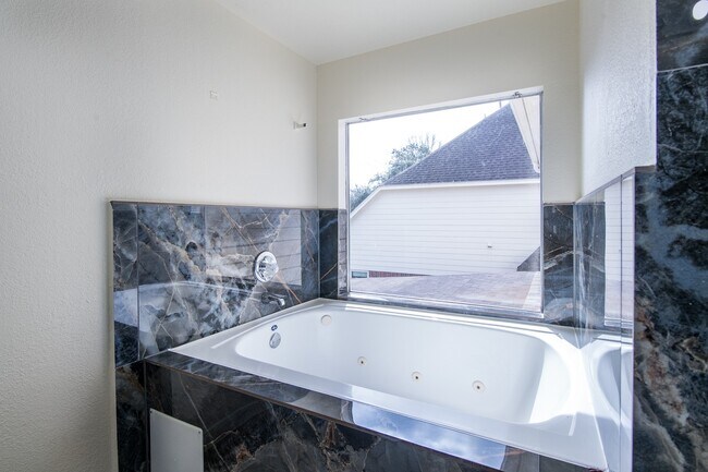 Building Photo - 6218 Summerville Ln