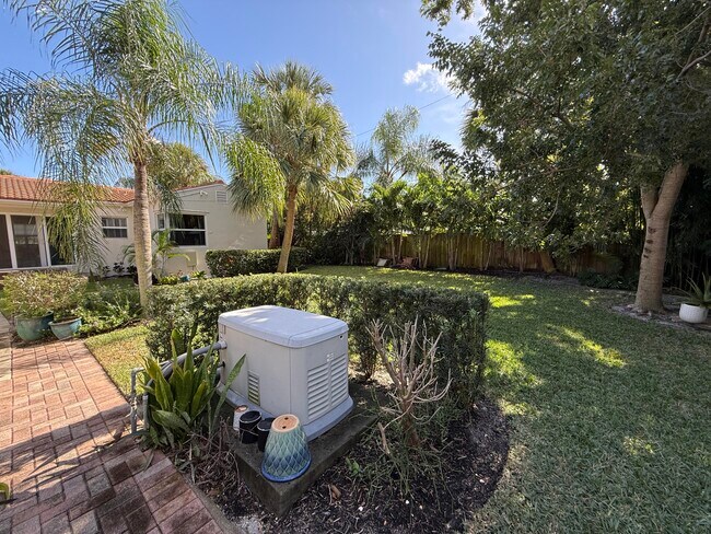 Building Photo - 1219 N Lakeside Dr