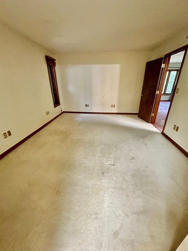 Building Photo - ALL UTILITIES INCLUDED! Spacious 1 Bed, 1 Bath Unit