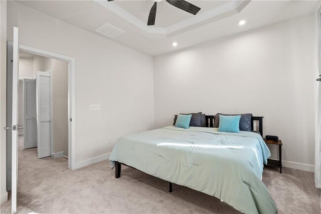 Building Photo - Newer Construction 3 Story Condo!