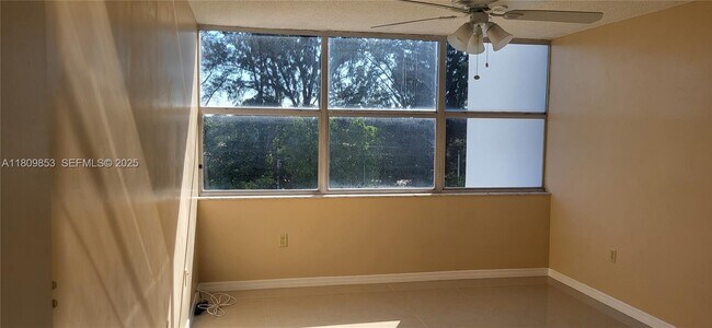 Building Photo - 1300 NE Miami Gardens Dr