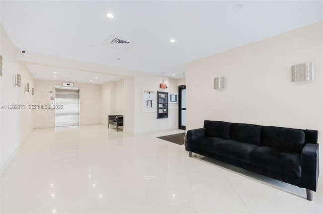 Building Photo - 555 NE 30th St