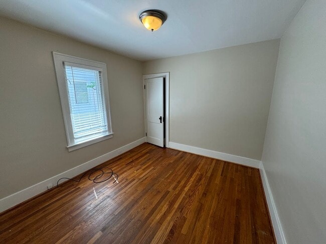 Building Photo - 2 bed 1 bath ranch walking distance to Dow...