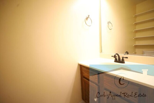 Building Photo - Move in special $800!! 3 bed, 2 bath home with a huge, fenced yard near Valley View school!!