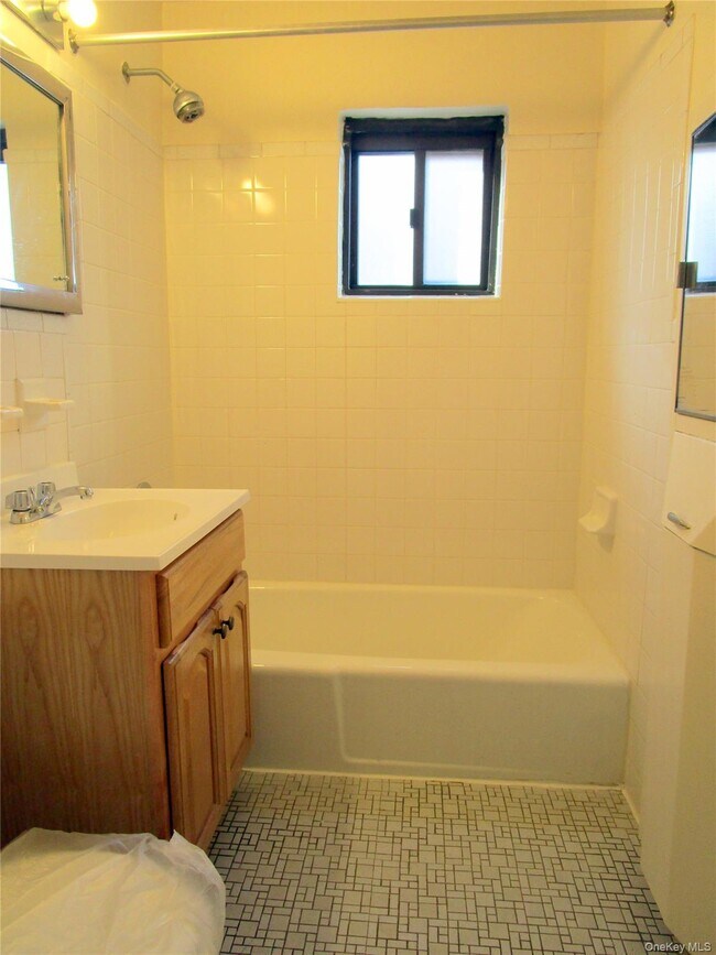 Building Photo - 680 N Terrace Ave