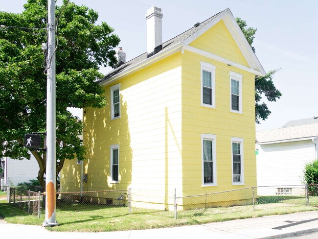 Building Photo - Student Housing Near the University of Dayton – Rent is $750 per bedroom (3 students), total leas...